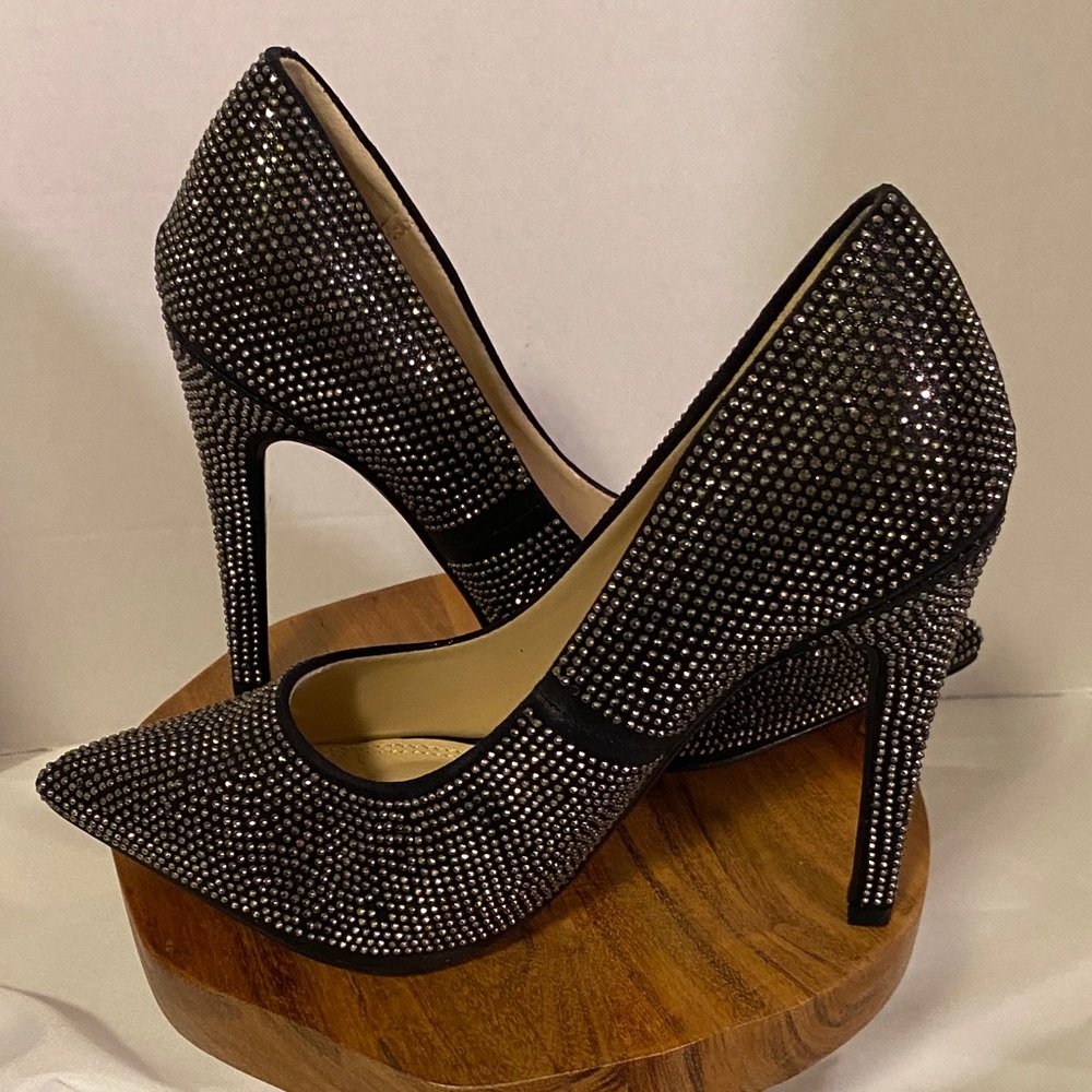 Vigo fiore, Elegant Black Studded Heels